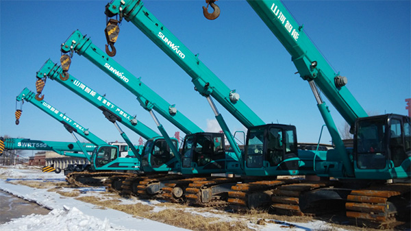 油田好帮手——yp街机智能伸缩臂履带起重机