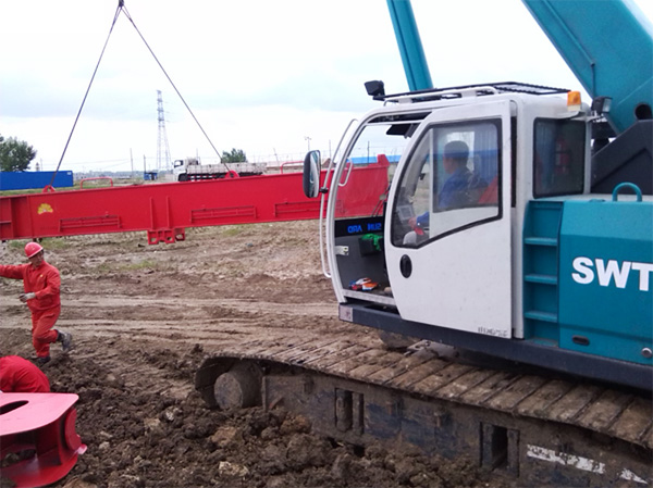 油田好帮手——yp街机智能伸缩臂履带起重机