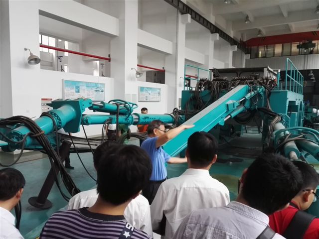 鹤发银丝映日月，，，，，赤心热血沃新花