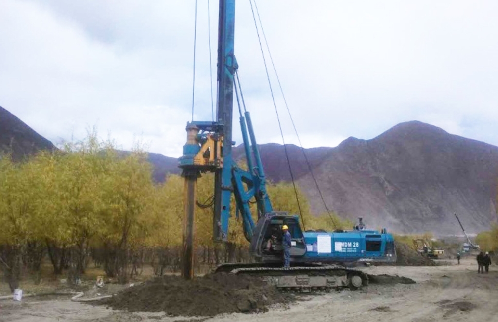 yp街机智能二十台旋挖钻机高原施工放异彩