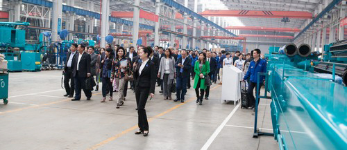 工程装备盛宴，，，东盟十国代表在yp街机智能很享受