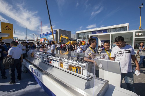 yp街机智能酷帅曾大虾，，，，，，，一大波美图带你亲临北京BICES展