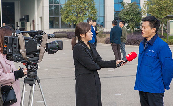 情人节牵手乐成，，，，，，，yp街机智能SWDM520“我爱你”出嫁了