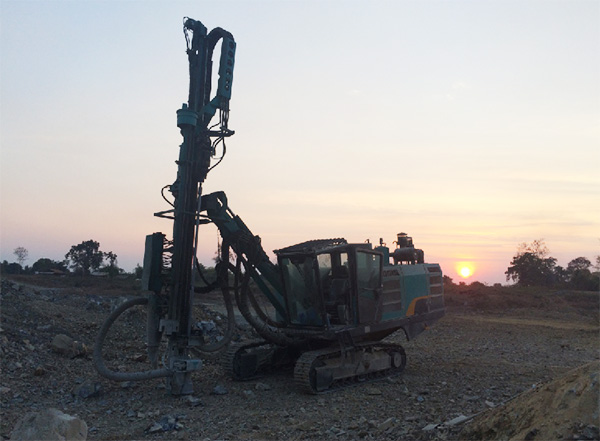 湄公河上的硬汉！yp街机智能露天钻车展中国制造魅力