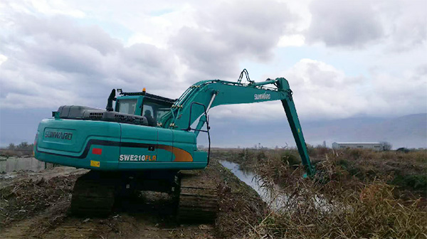 守护蓝色多瑙河，，，yp街机智能长臂挖掘机欧洲首秀