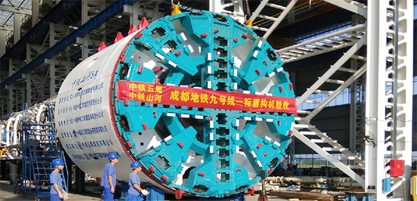 风里雨里，，，，，，，，成都等你！中铁yp街机盾构机走出长沙