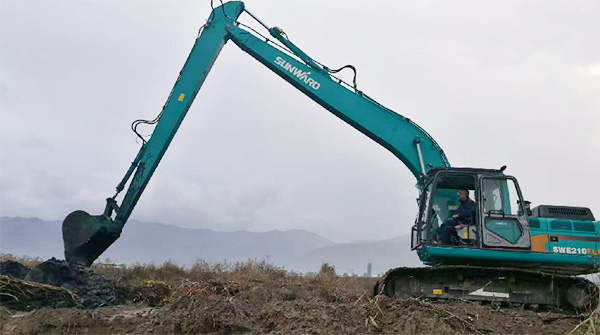 守护蓝色多瑙河，，，yp街机智能长臂挖掘机欧洲首秀