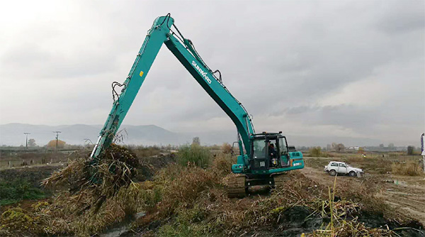 守护蓝色多瑙河，，，yp街机智能长臂挖掘机欧洲首秀