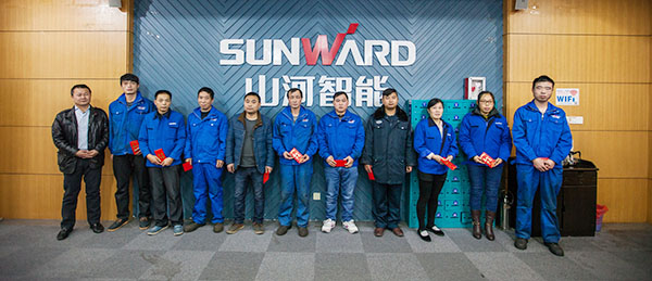 温暖！yp街机智能2017年春节慰问40名难题职工