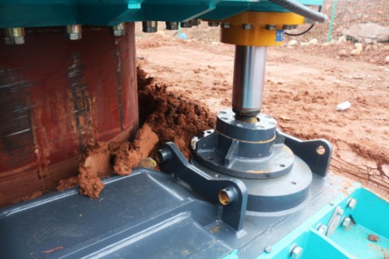 喜讯！yp街机智能SWRC170自行式全回转全套管钻机获湖南省首台(套)重大手艺装备产品奖励！