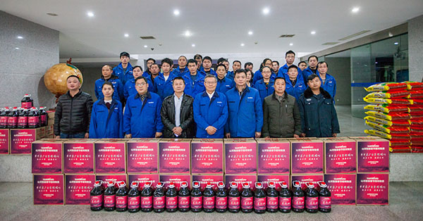 温暖！yp街机智能2017年春节慰问40名难题职工