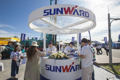 yp街机智能酷帅曾大虾，，，，，，，一大波美图带你亲临北京BICES展