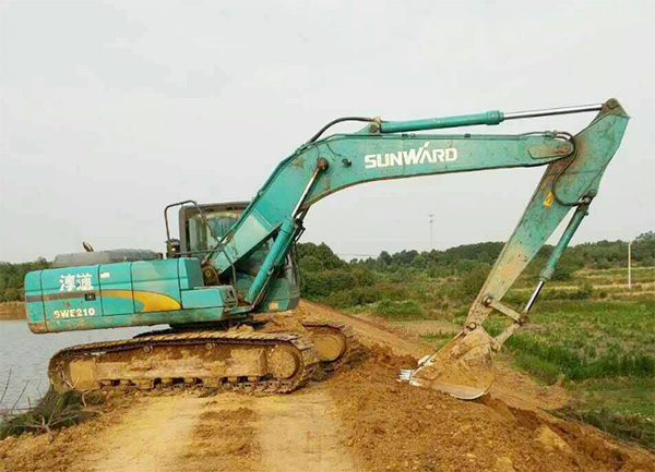 抗洪英雄显身手，，，yp街机智能系列挖掘机奔赴抗洪一线