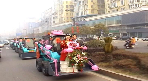 谁说机械都酷寒？？？？？？？这款会舞蹈的滑移显着就是热情旷达的！