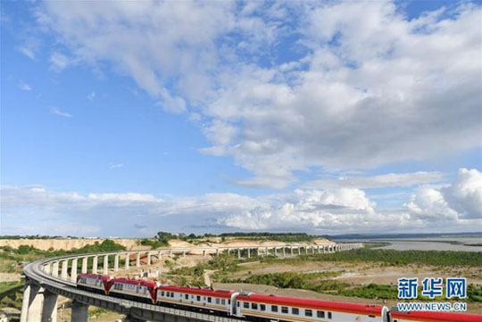 肯尼亚总统高度赞赏，，，，，乞力马扎罗山下yp街机绿闪灼