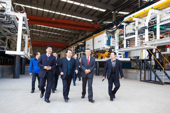 首台盾构机盛大下线，，，，，，中铁yp街机诠释“长沙速率”