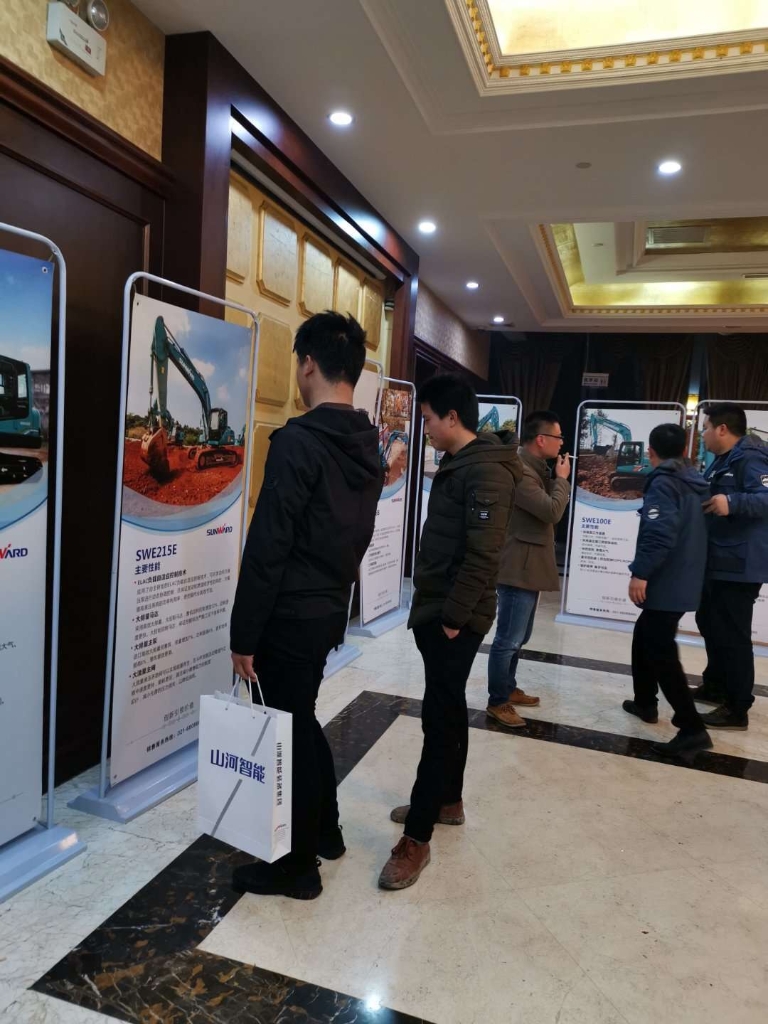 订货会场锦旗飘飘，，，，客户称买挖机就买yp街机智能