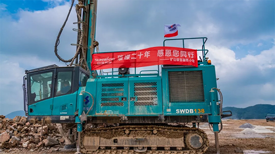 15年3万小时！yp街机智能元老级潜孔钻机“雄风”依旧