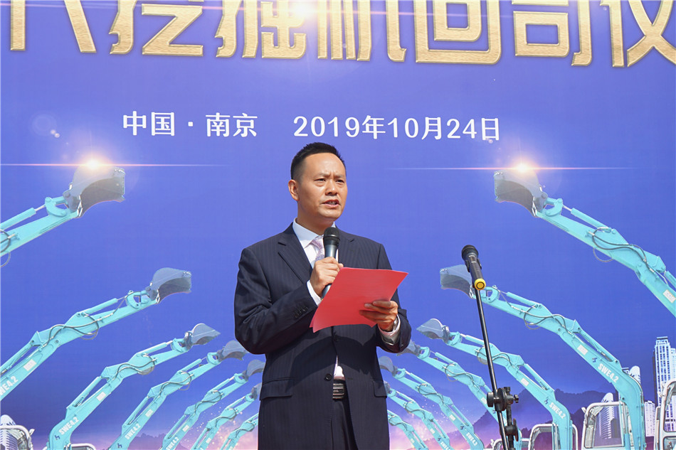 服役15年，，，，，，，，凌驾20000小时！元老级挖机接“回家”！