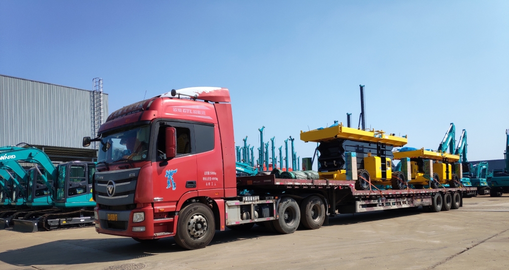 走向天下！yp街机智能越野剪叉式高空作业平台批量发往欧洲