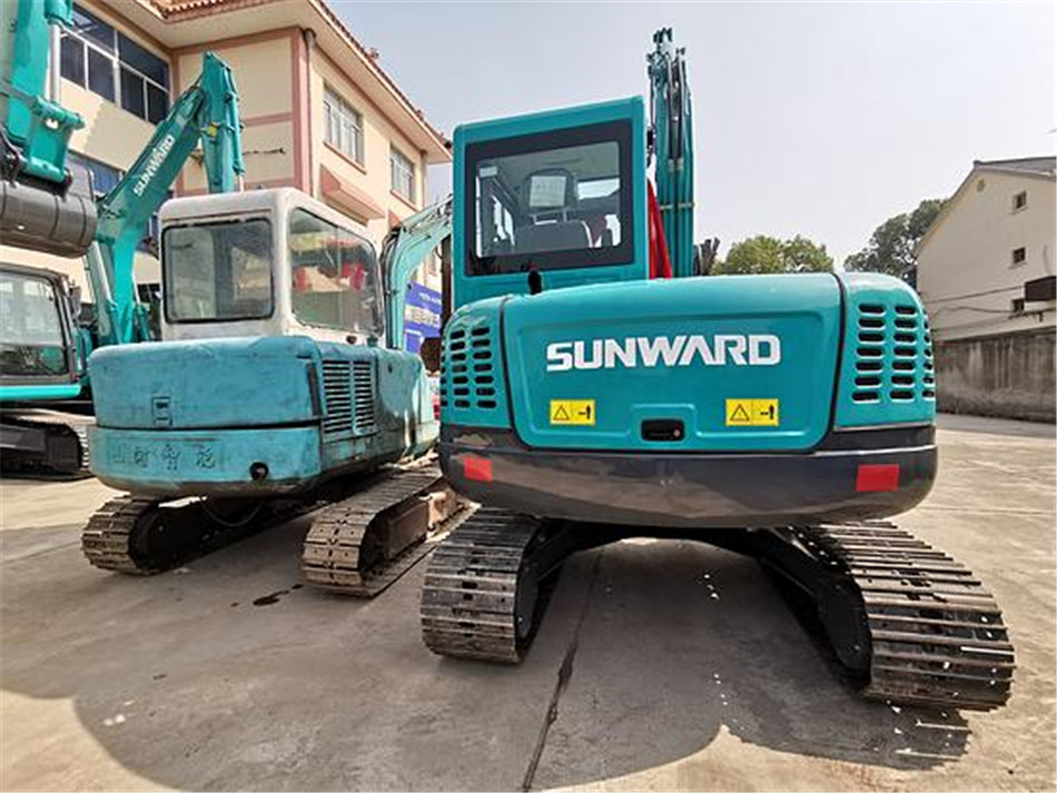 服役15年，，，，，，，，凌驾20000小时！元老级挖机接“回家”！