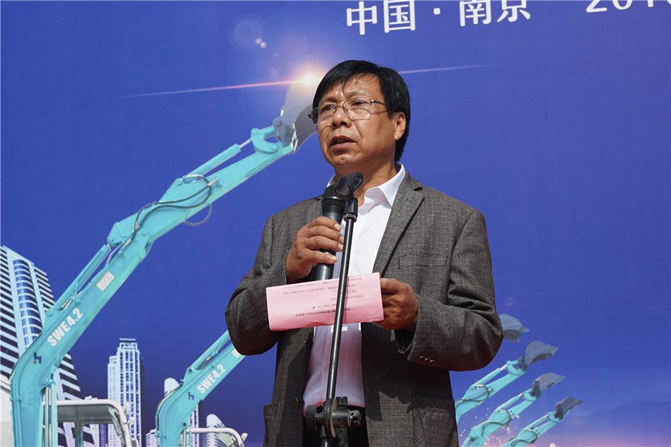 服役15年，，，，，，，，凌驾20000小时！元老级挖机接“回家”！