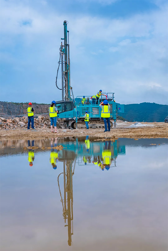 15年3万小时！yp街机智能元老级潜孔钻机“雄风”依旧