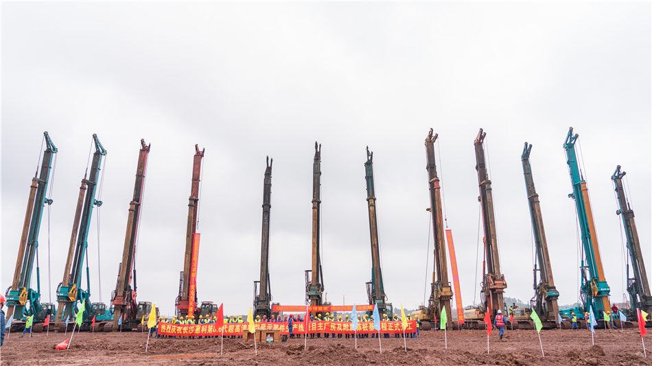 yp街机旋挖开挖全球首条8.6代OLED面板生产线主厂房第一桩