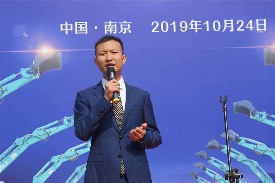 服役15年，，，，，，，，凌驾20000小时！元老级挖机接“回家”！