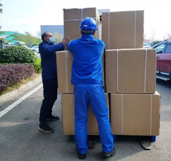 用餐清静有新招，，，yp街机智能4000个保温饭盒送员工