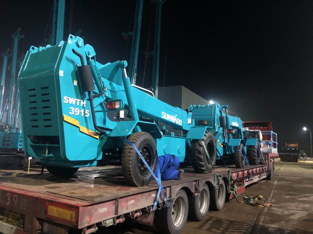 突破疫情逆境！yp街机智能伸缩臂叉装车批量发往“中非宝石”