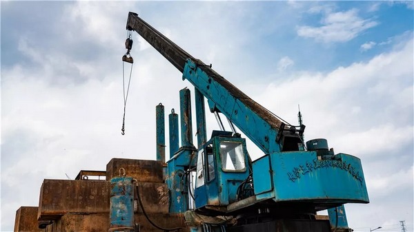 祝贺，，，，，，，，中国首台大吨位多功效液压静力压桩机今年二十岁了!