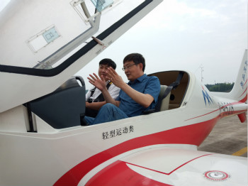 呼伦贝尔城投集团董事长柴冠辉率团考察yp街机科技