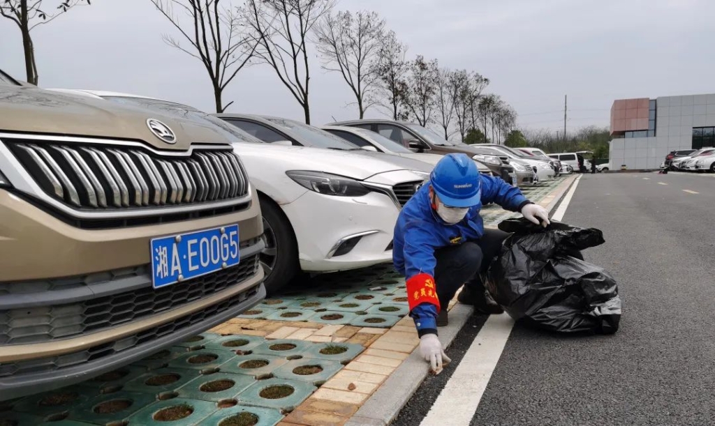 yp街机智能党员自愿者开展义务情形清扫