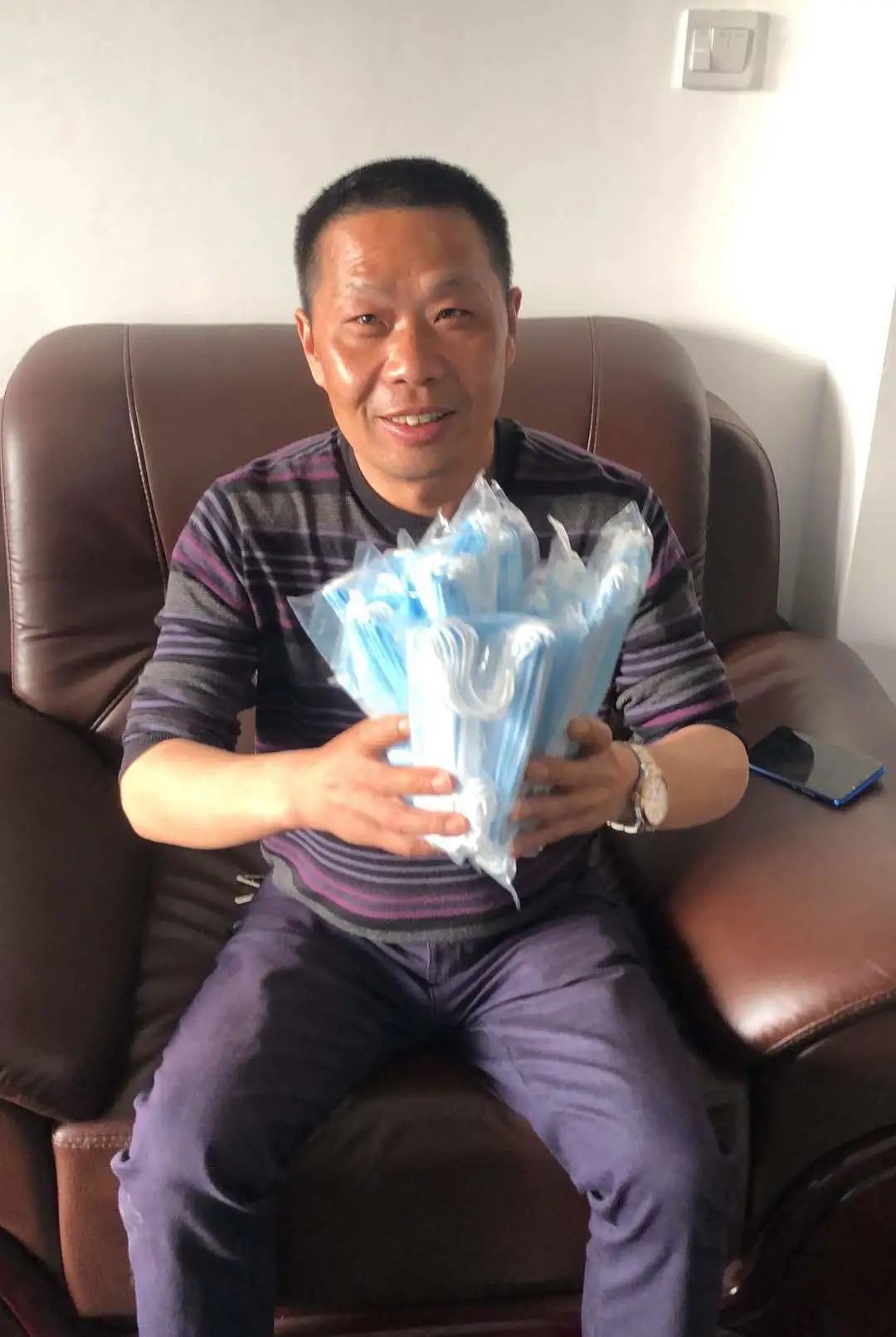 yp街机智能首批10万只自产口罩发放客户