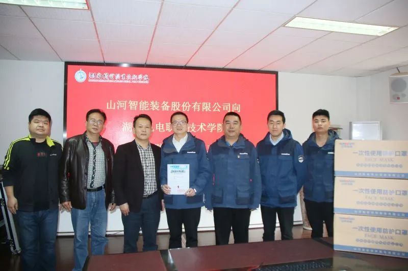 助开学复课，，，3000个自产口罩赠湖南机电职院