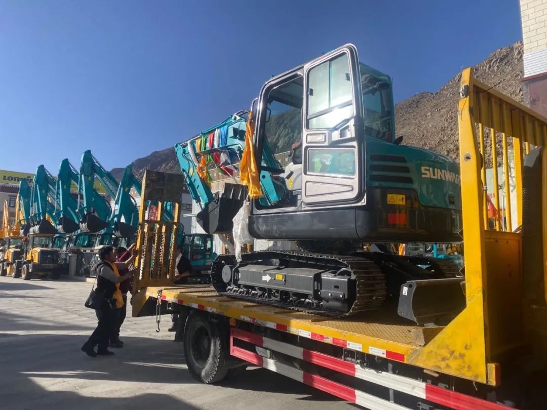 十台yp街机挖掘机交付西藏少数民族特色村寨