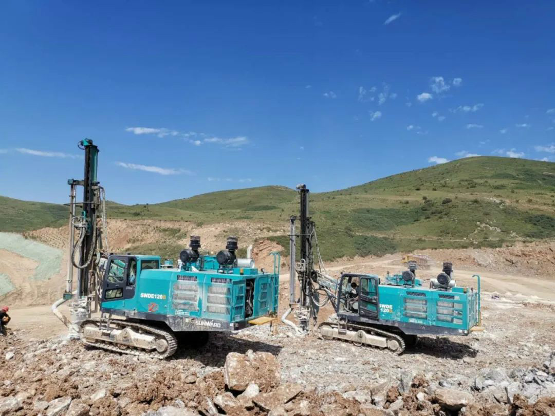 凿岩效劳见缝插针 yp街机关爱无微不至——yp街机智能凿岩装备效劳万里行活动走进甘肃平凉