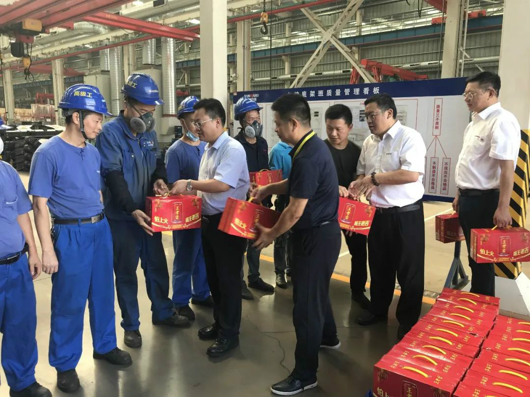 夏日炎炎送清凉，，，，，，区总眷注暖人心