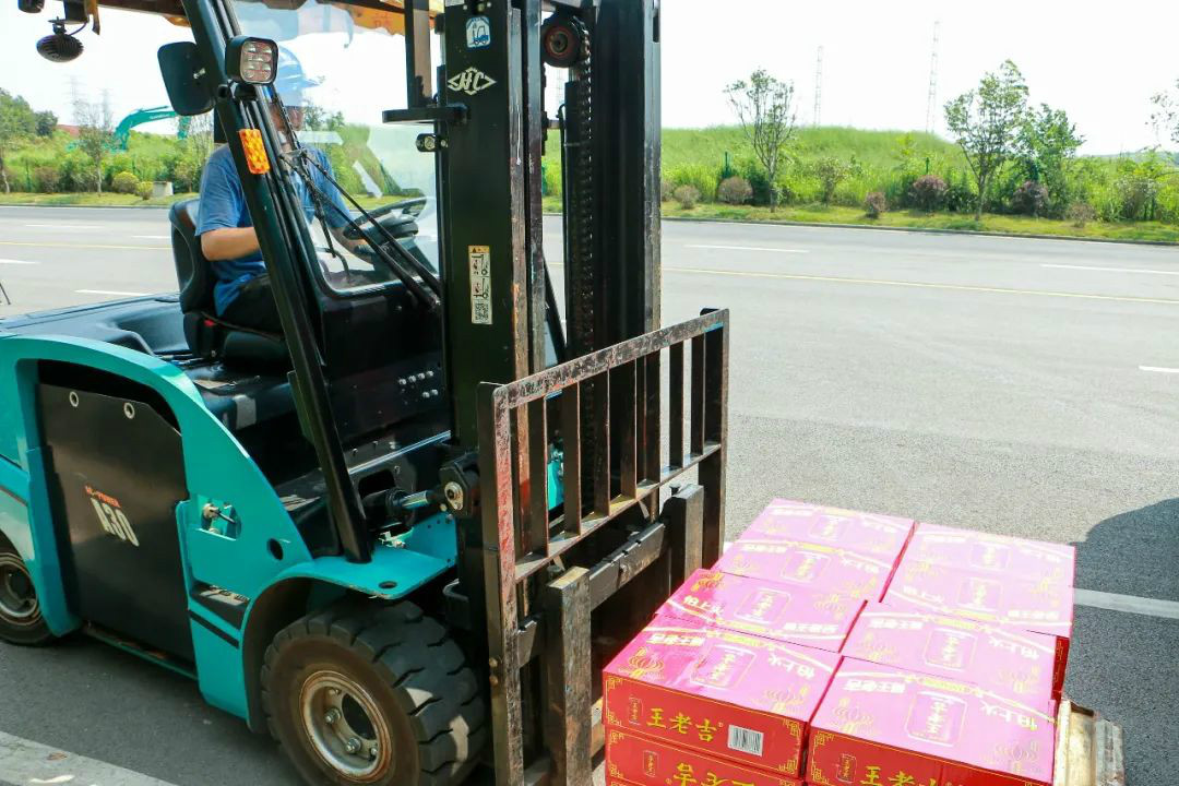 情系职工送清凉，，，，，殷切眷注鼓劲头——yp街机智能开展夏日送清凉活动