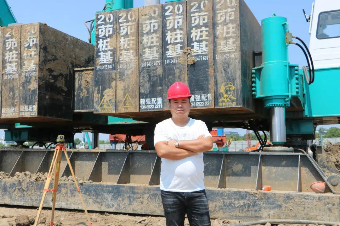 液压静力压桩机从1台到21台，，，他只用了8年！