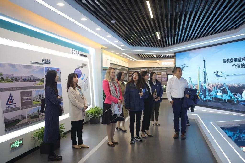 英国驻广州总领事贺颂雅考察yp街机智能