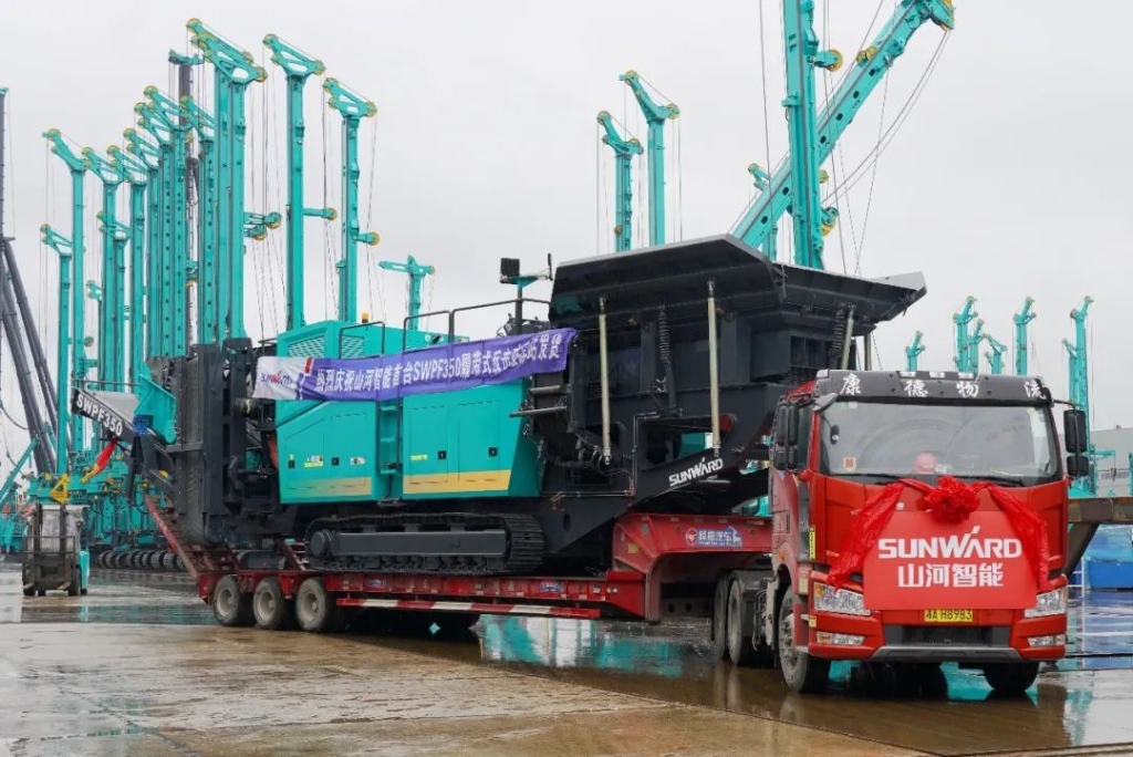 yp街机智能首台履带式还击破碎站发货