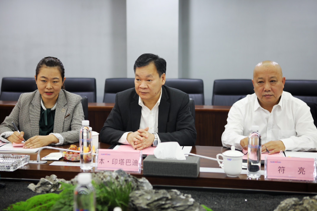 老挝长沙总领事本·印塔巴迪考察yp街机智能