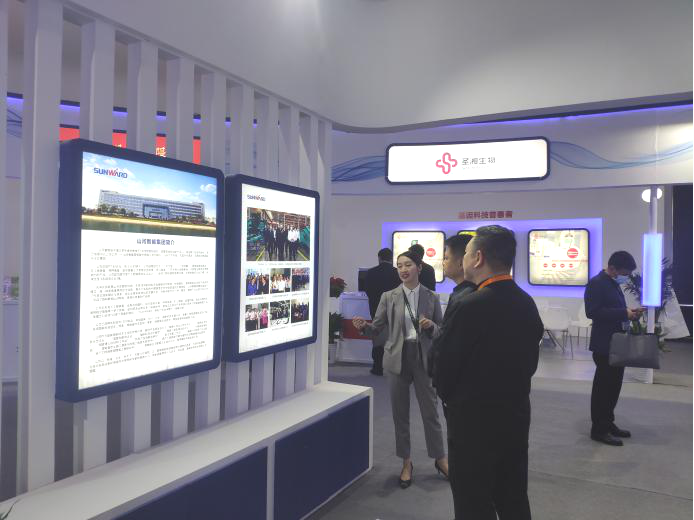 齐聚岳麓山，，，，，同谋民企大生长