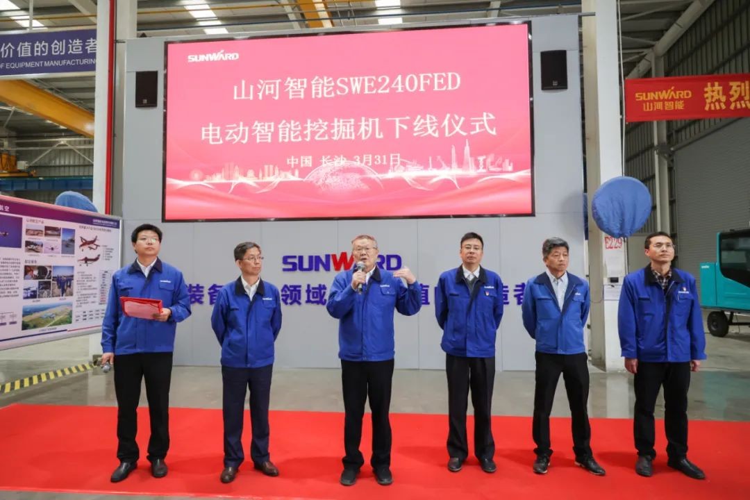 天下首台！yp街机智能SWE240FED电动智能挖掘机下线