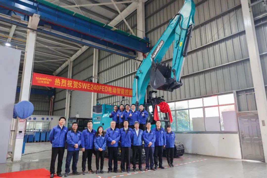 天下首台！yp街机智能SWE240FED电动智能挖掘机下线
