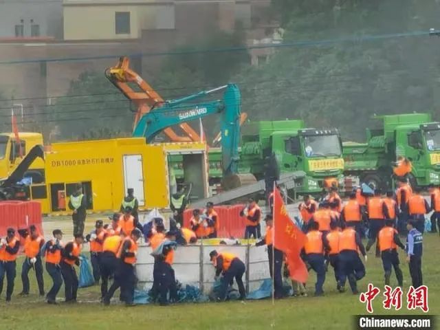 逍遥协同立体救援，，，，，yp街机智能无人化妆备亮相2021-北江流域防汛抢险综合演练