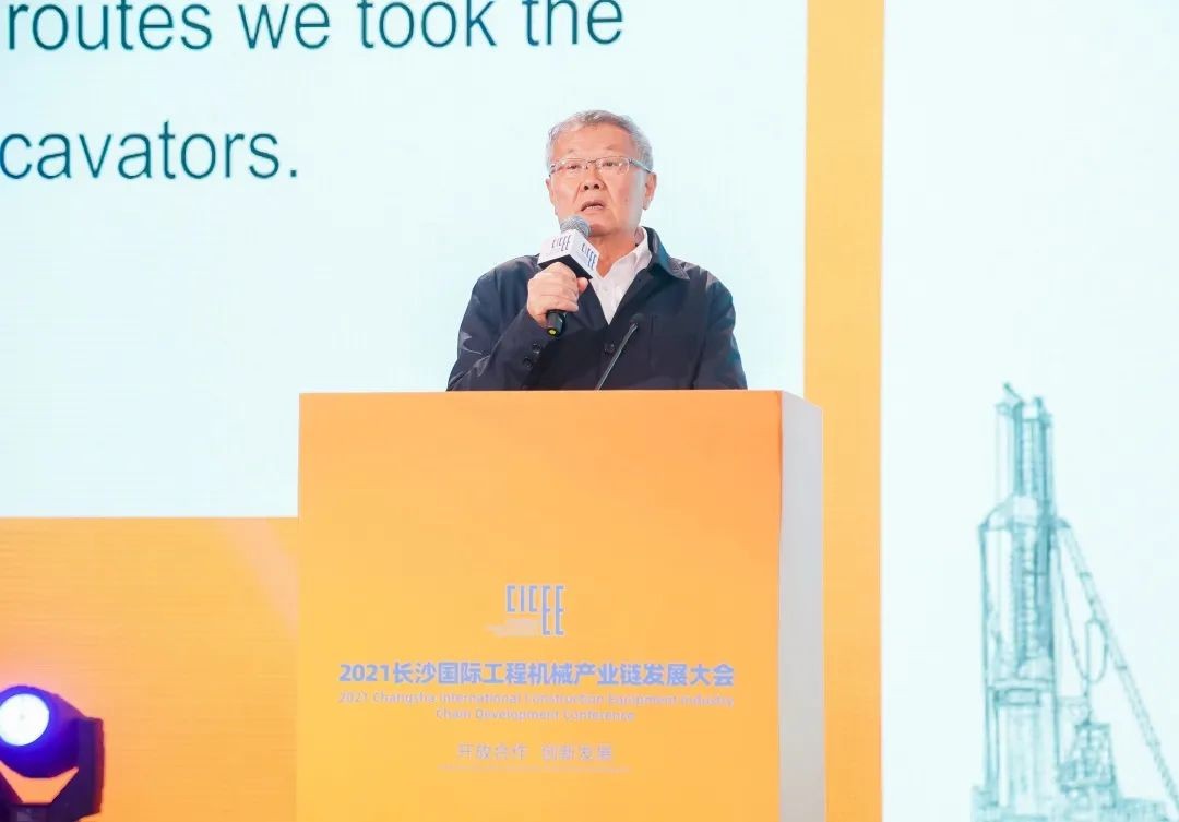 何清华出席长沙国际工程机械工业链生长峰会，，，走“双循环”蹊径要害在于“要做好自己的事情”