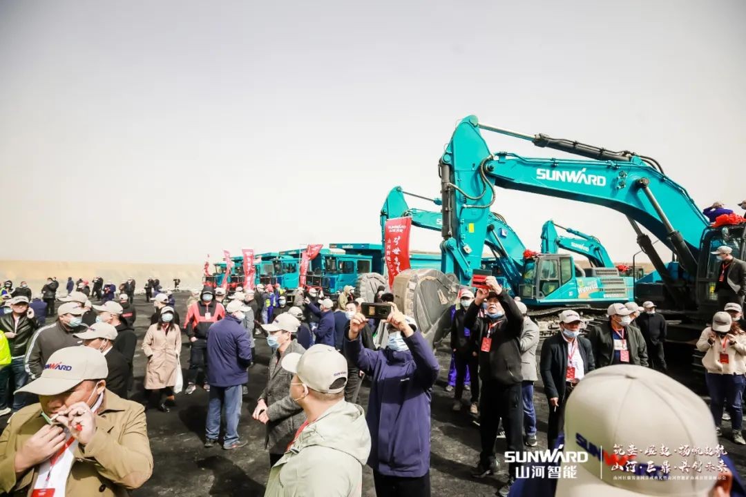 “矿”世能手，，，，，齐聚yp街机智能挖掘机操作手挑战赛